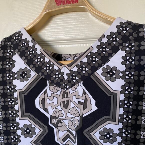 J. McLaughlin Round Neck Top Catalina Cloth Geometric Tile Print Women's Small - Picture 7 of 10